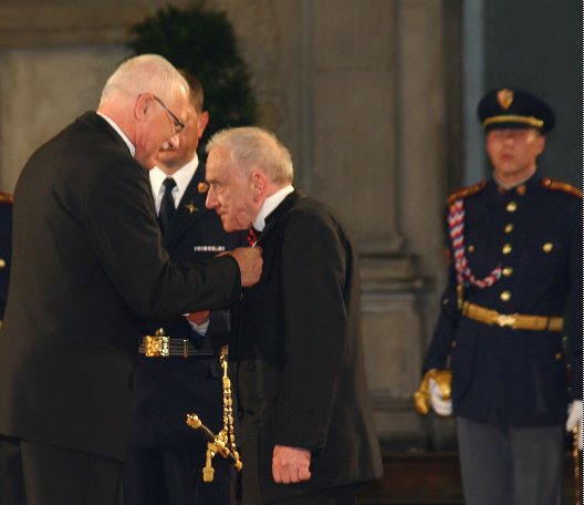 President Václav Klaus
předává vyznamenáníní prof. Petráňovi